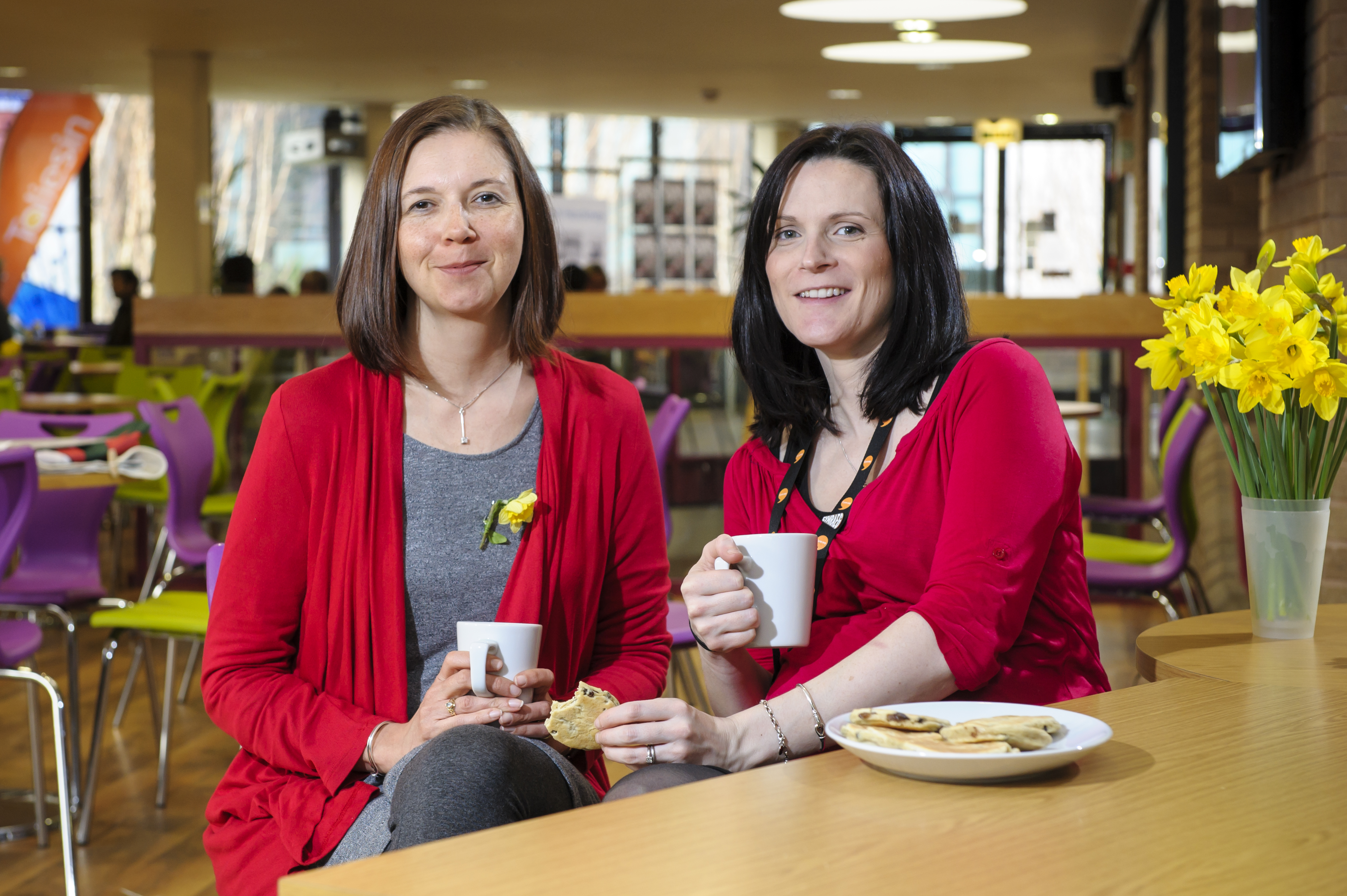 Dwy o swyddogion iaith y Brifysgol