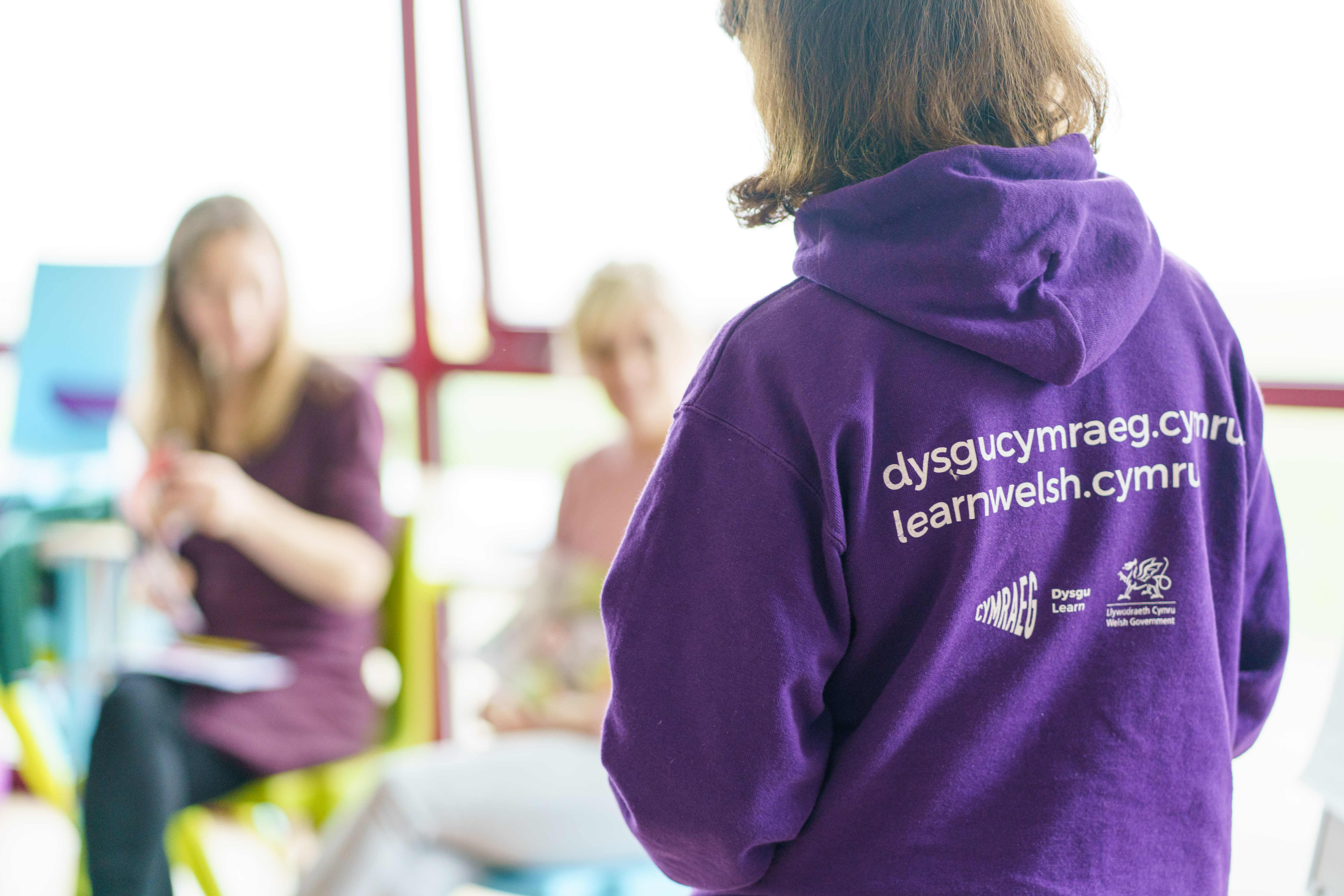 Effaith gadarnhaol cynlluniau’r Ganolfan ar gryfhau sgiliau dwyieithog mewn gweithleoedd