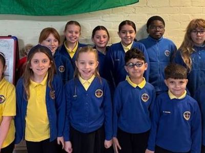 Staff Ffederasiwn y Saint yn arwain y ffordd gyda’r Gymraeg