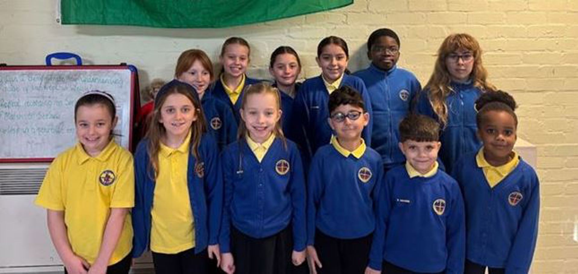 Staff Ffederasiwn y Saint yn arwain y ffordd gyda’r Gymraeg
