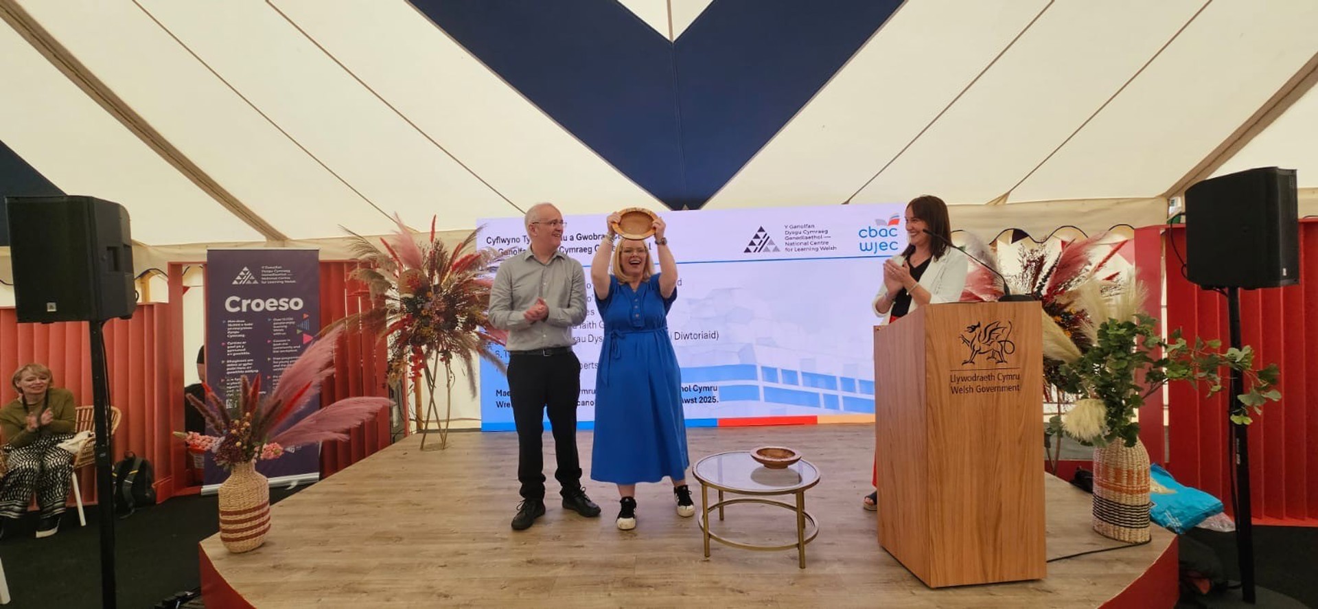 Emma Burton o Wrecsam yn derbyn Tlws y Tiwtor 2025