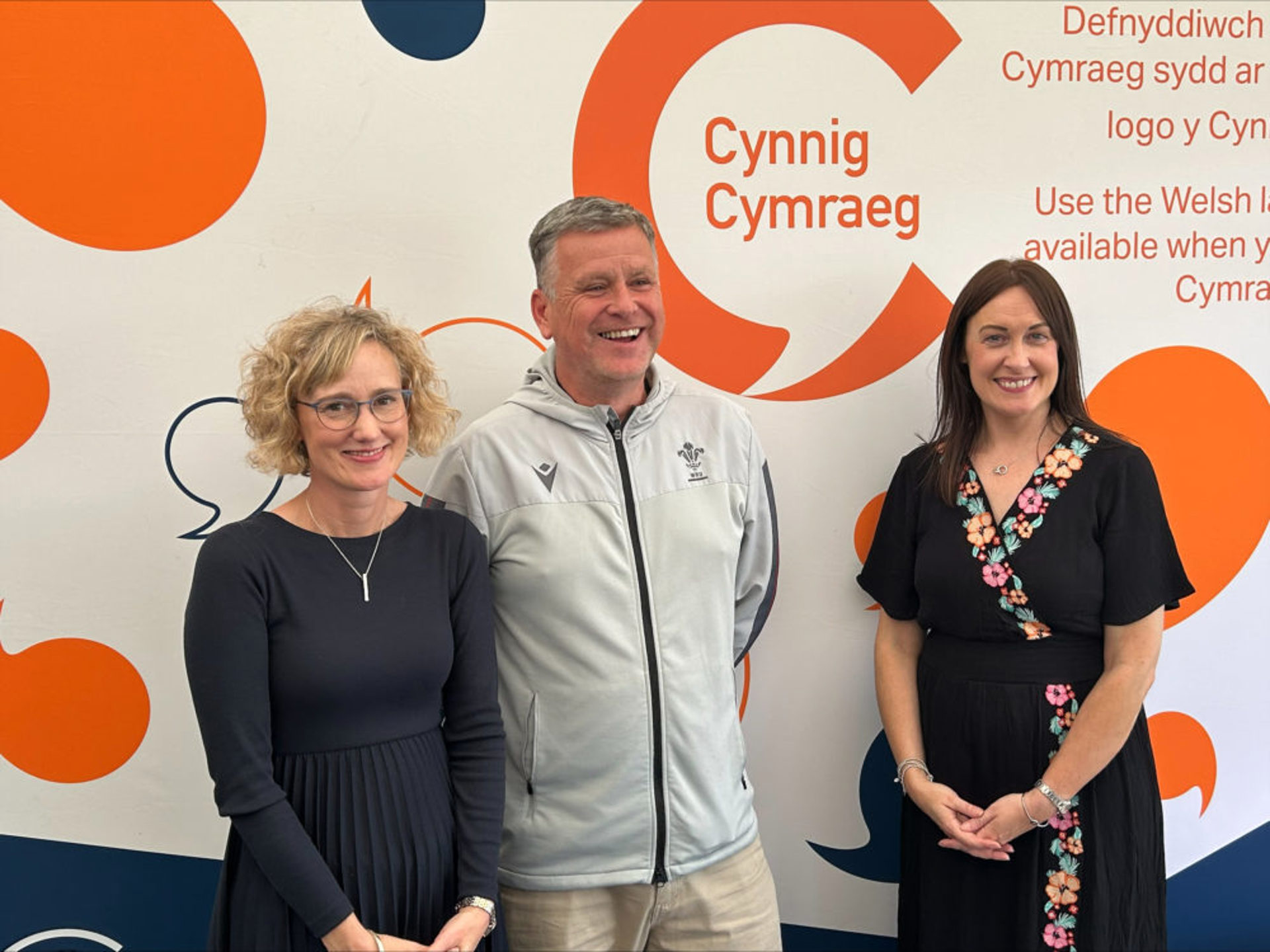 Partneriaeth newydd i hybu’r Gymraeg yn y gweithle