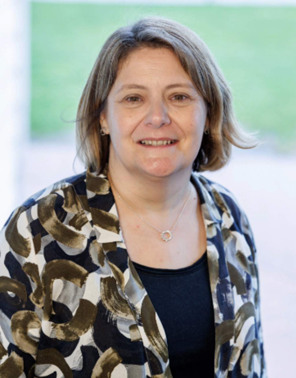 Meinir Ebbsworth, Cyfarwyddwr Strategol y Ganolfan Dysgu Cymraeg Genedlaethol, sy’n sôn am y cyfleoedd Dysgu Cymraeg sydd ar gael ar gyfer pobl ifanc a’r gweithlu addysg