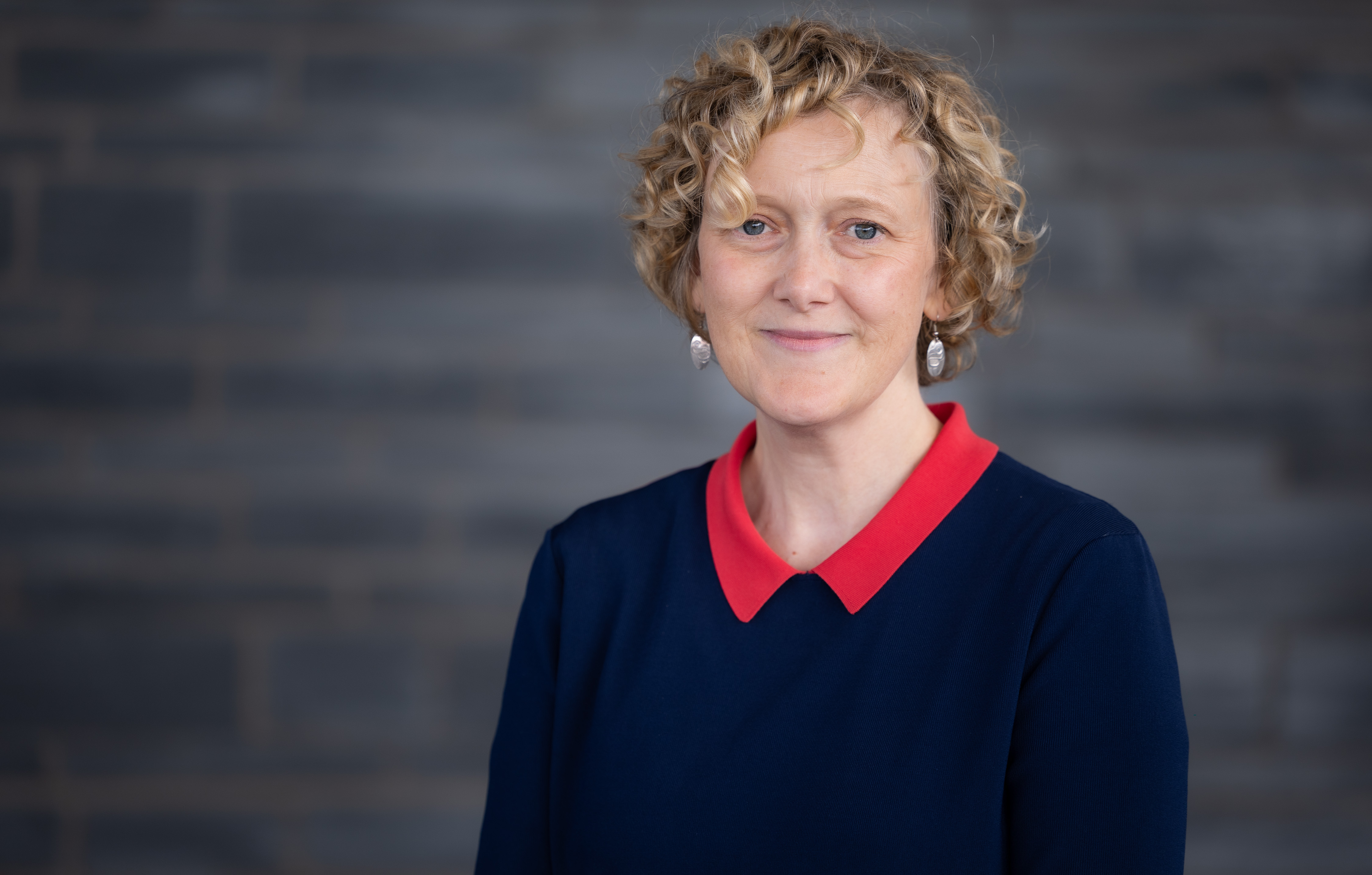 Llun o Hannah Thomas, Cyfarwyddwr Marchnata a Chyfathrebu y Ganolfan.
