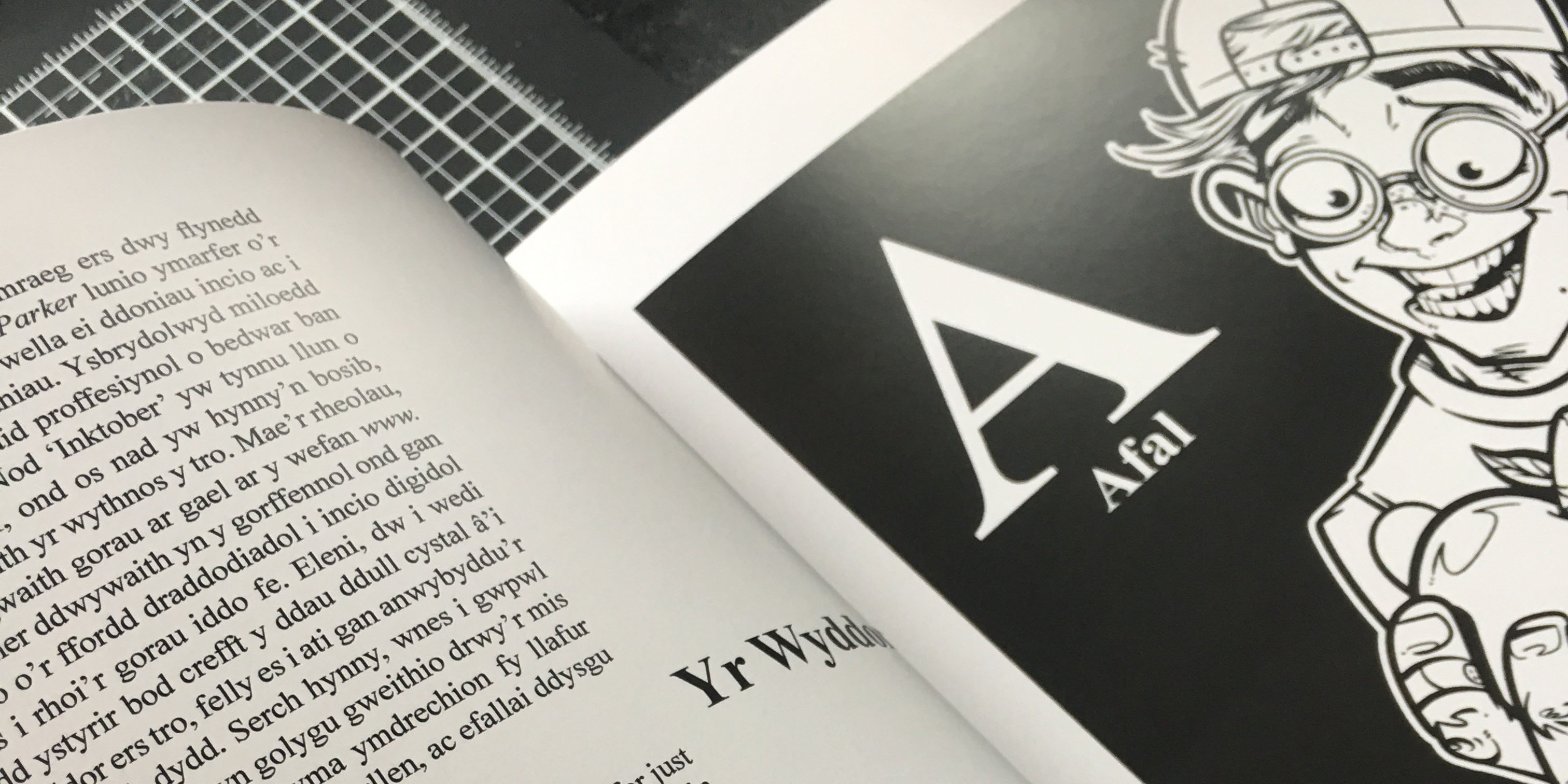Yr Wyddor – llyfr gan Mark Hughes sy’n dysgu Cymraeg