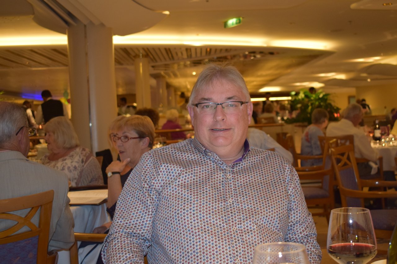Denzil yn camu i esgidiau Robin Radio