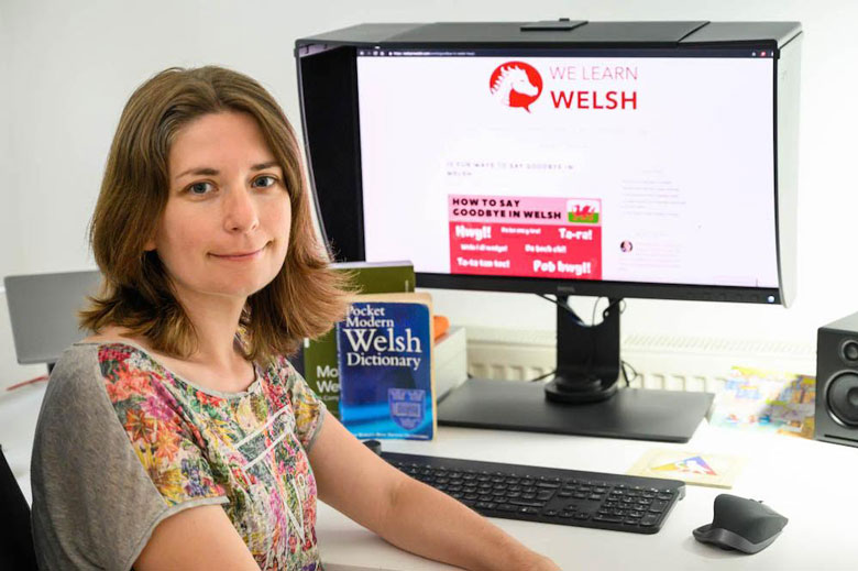 Holi’r sawl sydd y tu ôl i wefan newydd, We Learn Welsh