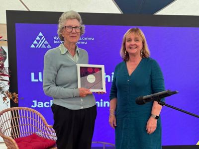 Jackie Willmington o Bow Street sy’n derbyn Tlws Coffa Aled Roberts 2026