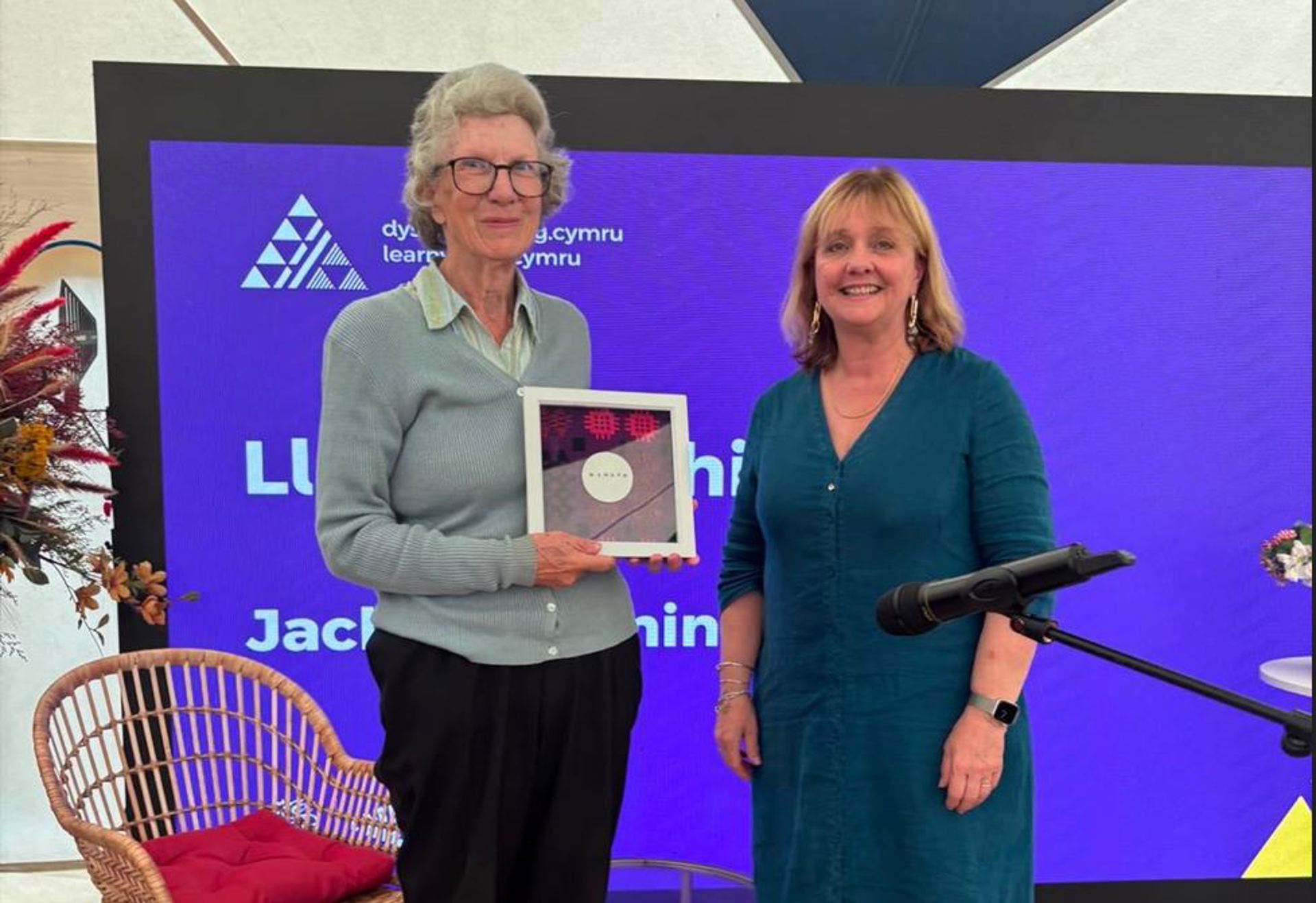 Jackie Willmington o Bow Street sy’n derbyn Tlws Coffa Aled Roberts 2026