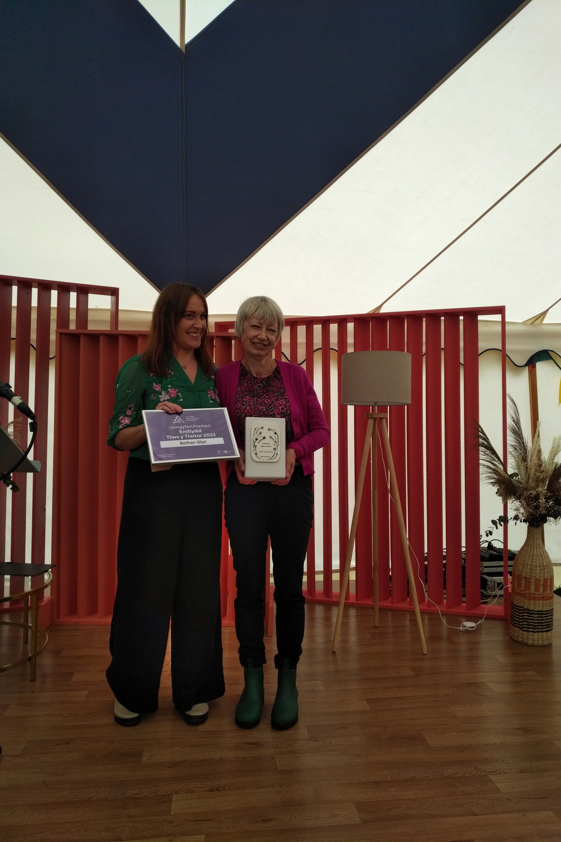 Cyflwyno Tlws y Tiwtor i Bethan Glyn