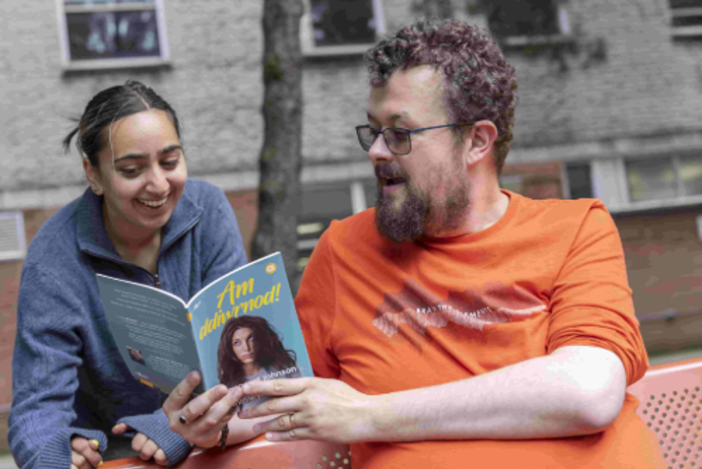 Hoffi darllen? Helen Prosser, Cyfarwyddwr Dysgu ac Addysgu’r Ganolfan Dysgu Cymraeg Genedlaethol sy’n dweud “Ewch Amdani!”