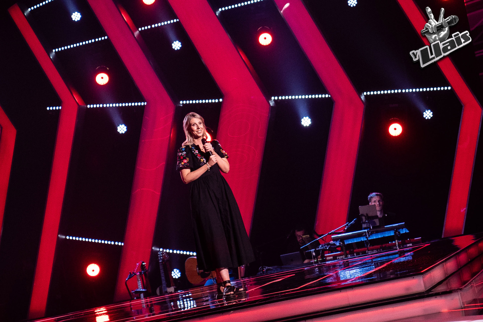 Bronwen yn ysbrydoli Emma i ganu’n Gymraeg