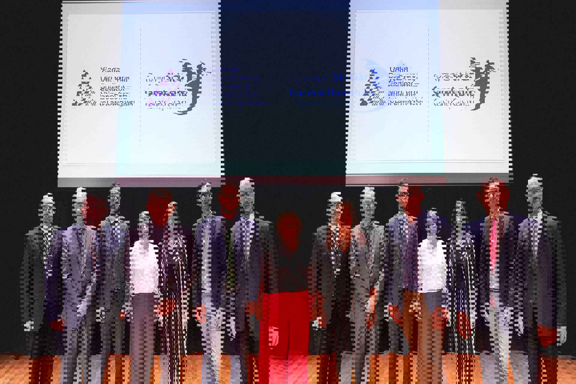 Cydweithio i roi hwb i’r Gymraeg yn Sir Gâr