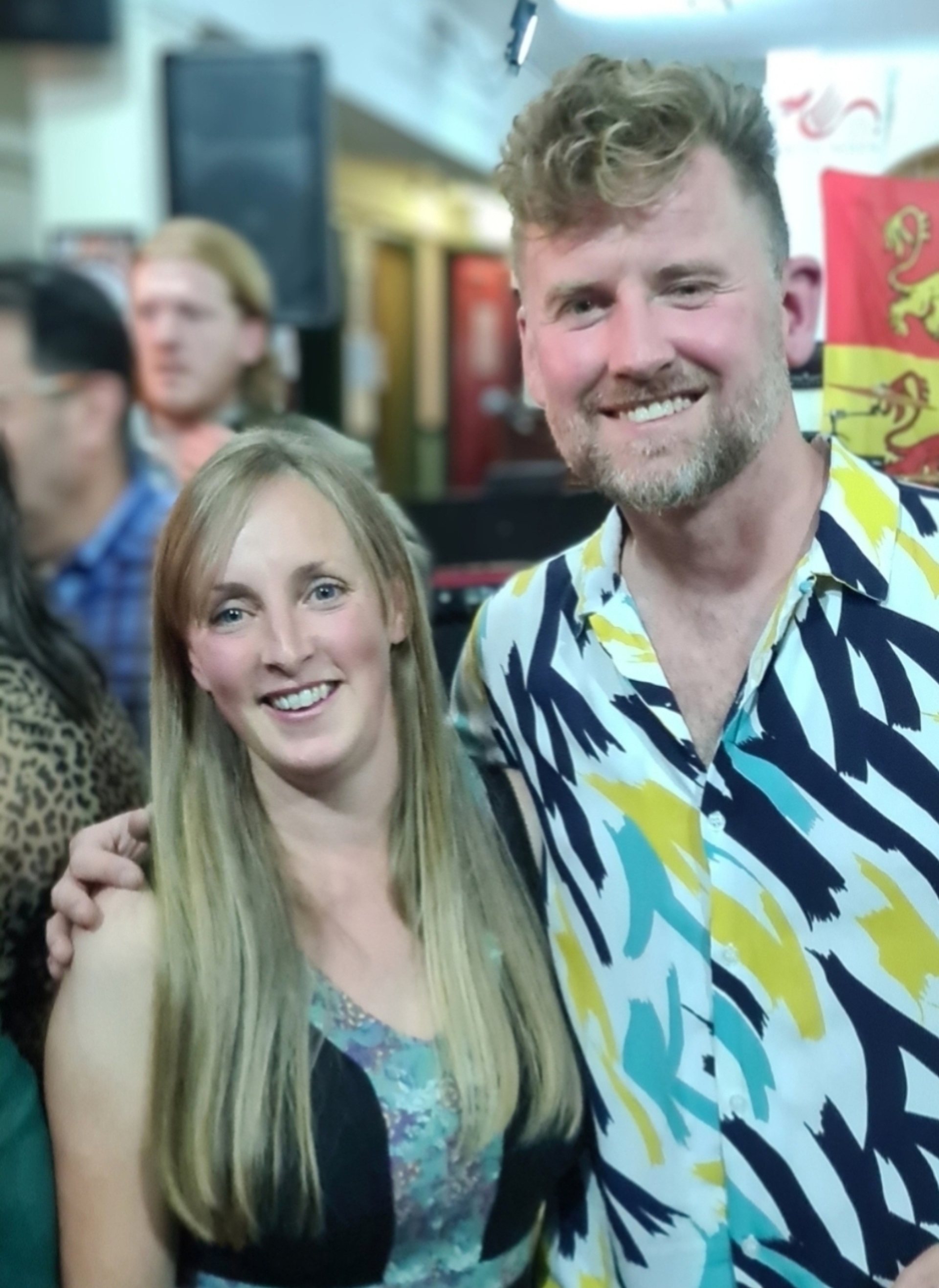 Graihagh yn dal ati i ddysgu Cymraeg, diolch i Daniel Lloyd a Mr Pinc