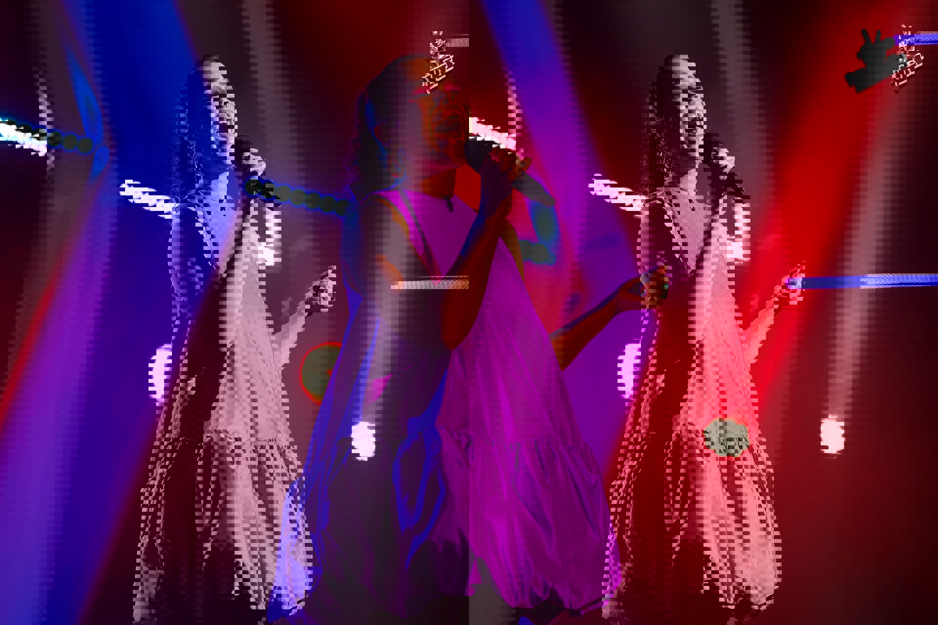 Canu’n Gymraeg am y tro cyntaf yn brofiad pwerus