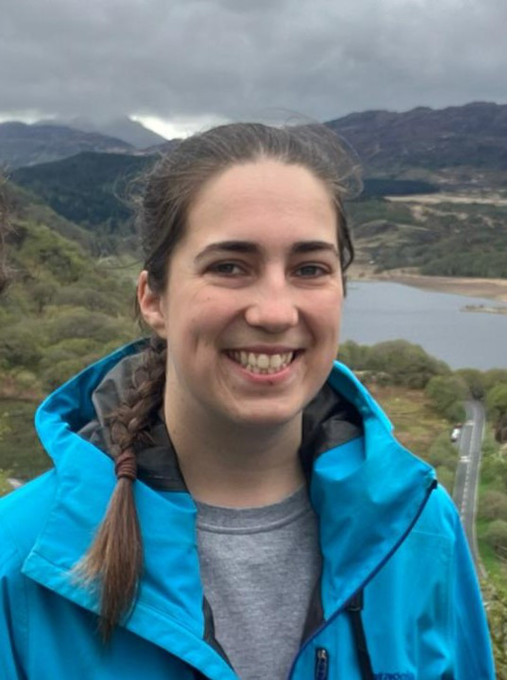 Canu mewn côr yn helpu Rachel i ddysgu Cymraeg