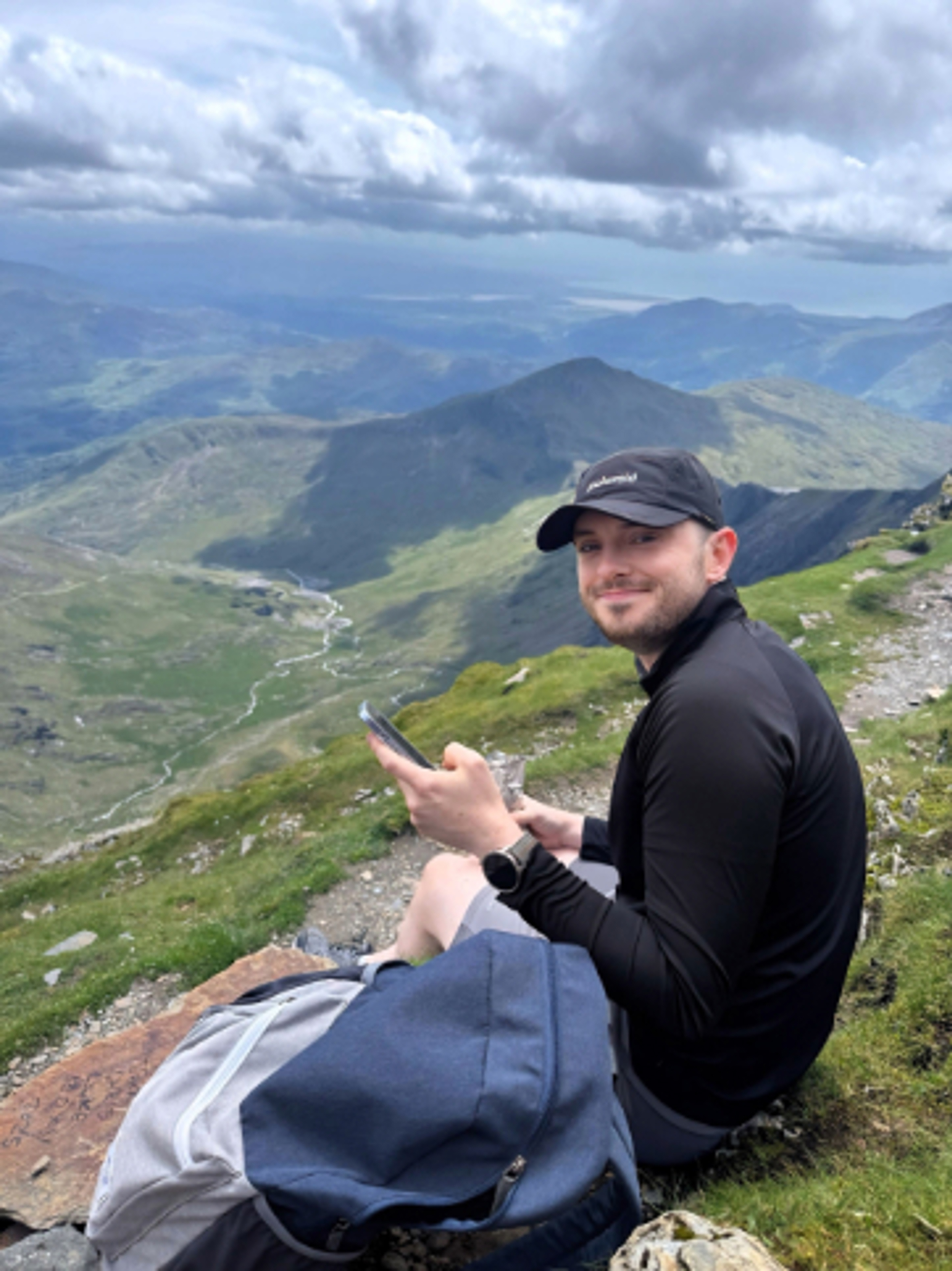 “Dw i mor hapus fy mod i’n gallu sgwrsio’n Gymraeg”