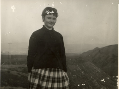 Dysgwraig o America yn dychwelyd i’w gwreiddiau yn y Rhondda