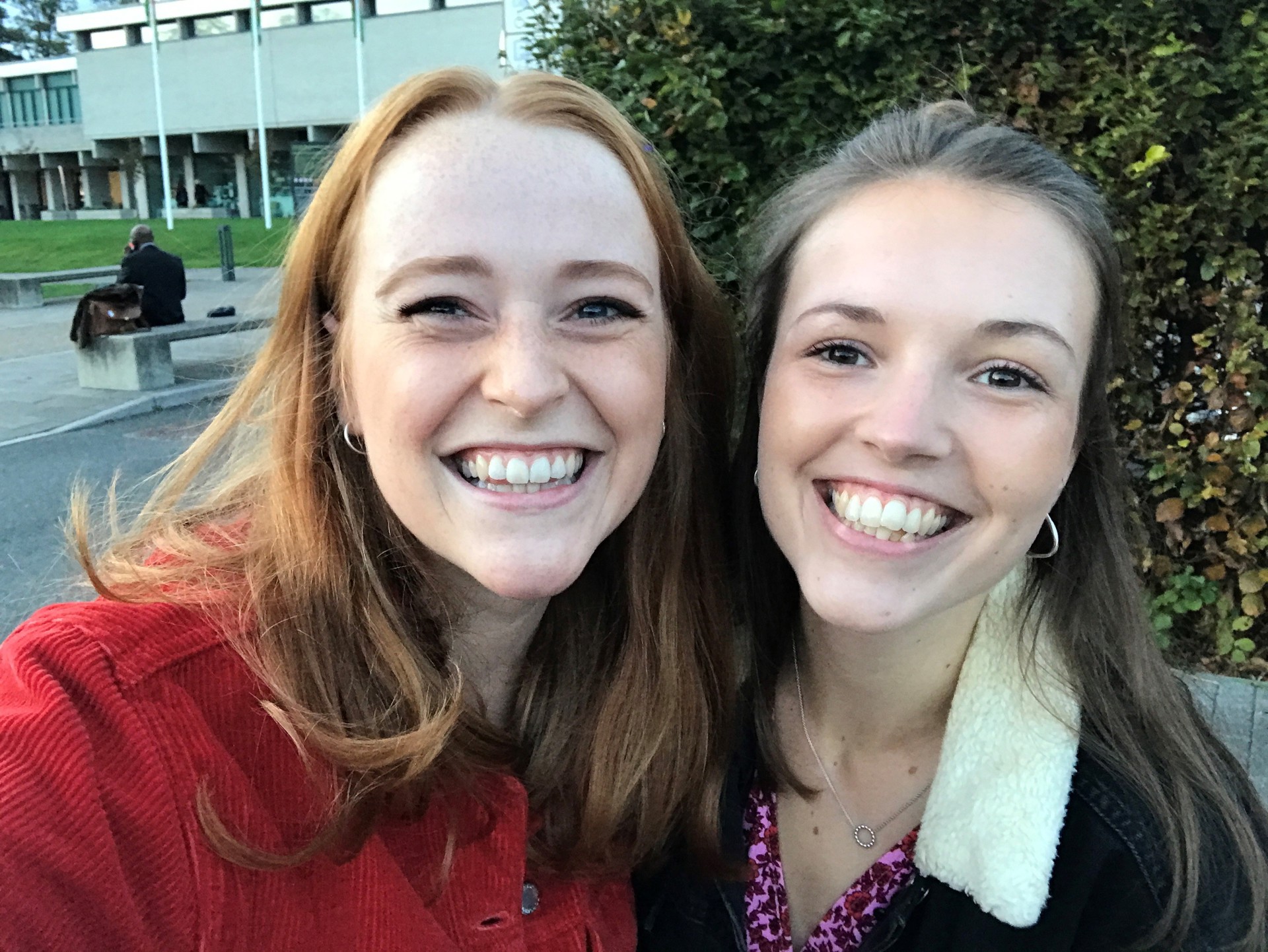 Cyfeillion o Loegr yn closio at y Gymraeg yng Nghaerdydd