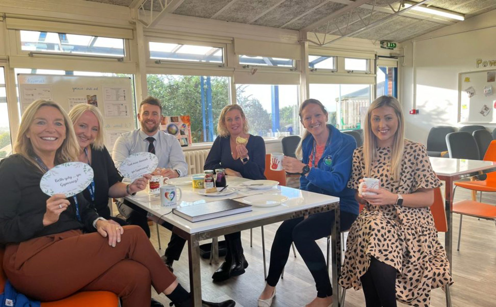 Yr ysgol ger y ffin ble mae’r Gymraeg yn ffynnu