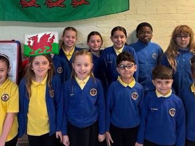 Staff Ffederasiwn y Saint yn arwain y ffordd gyda’r Gymraeg