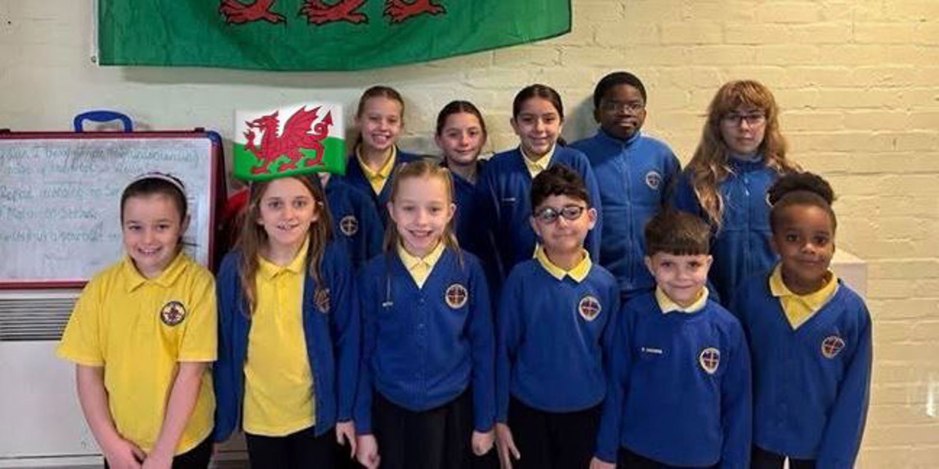 Staff Ffederasiwn y Saint yn arwain y ffordd gyda’r Gymraeg
