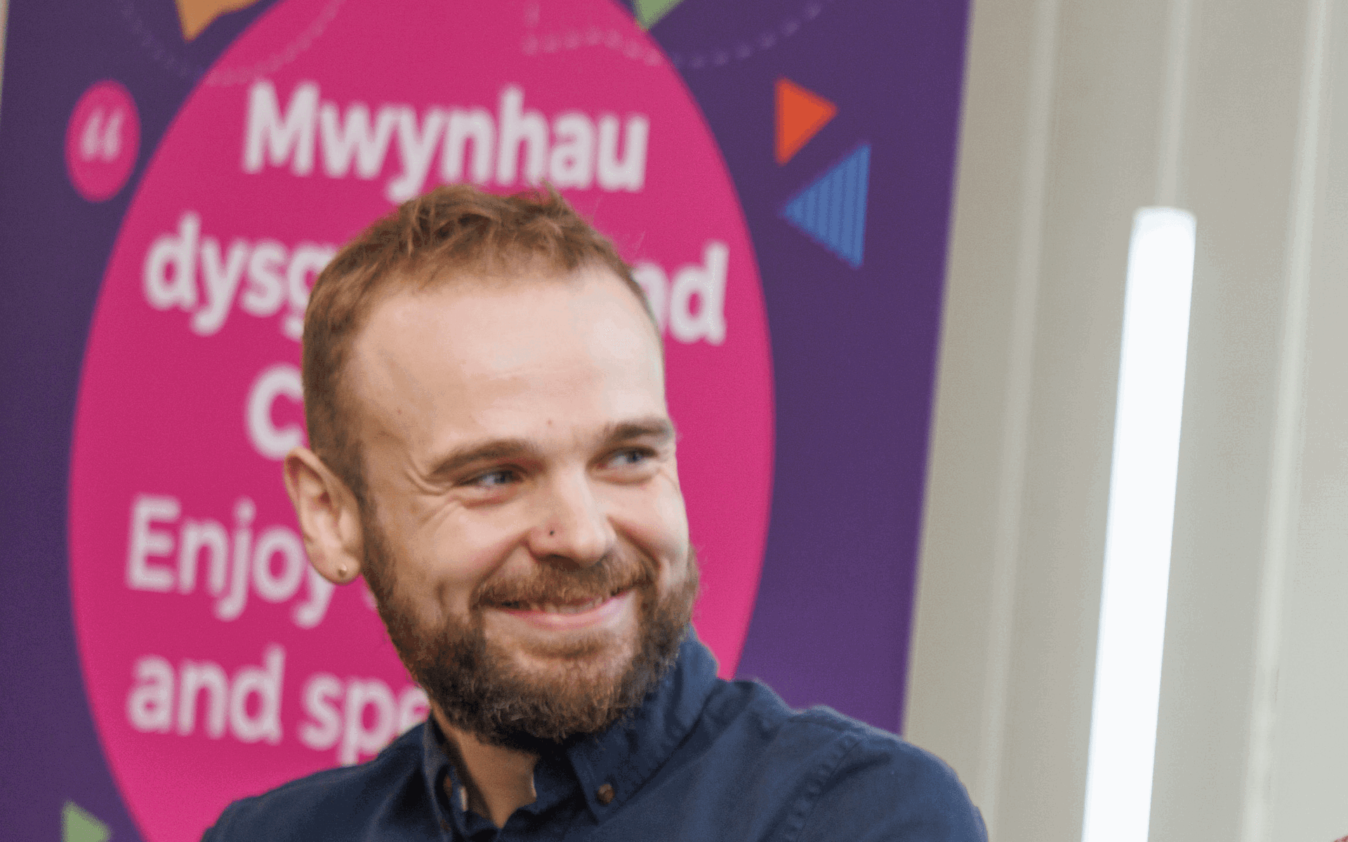 “Dw i’n athro Saesneg gwell ers dysgu Cymraeg”