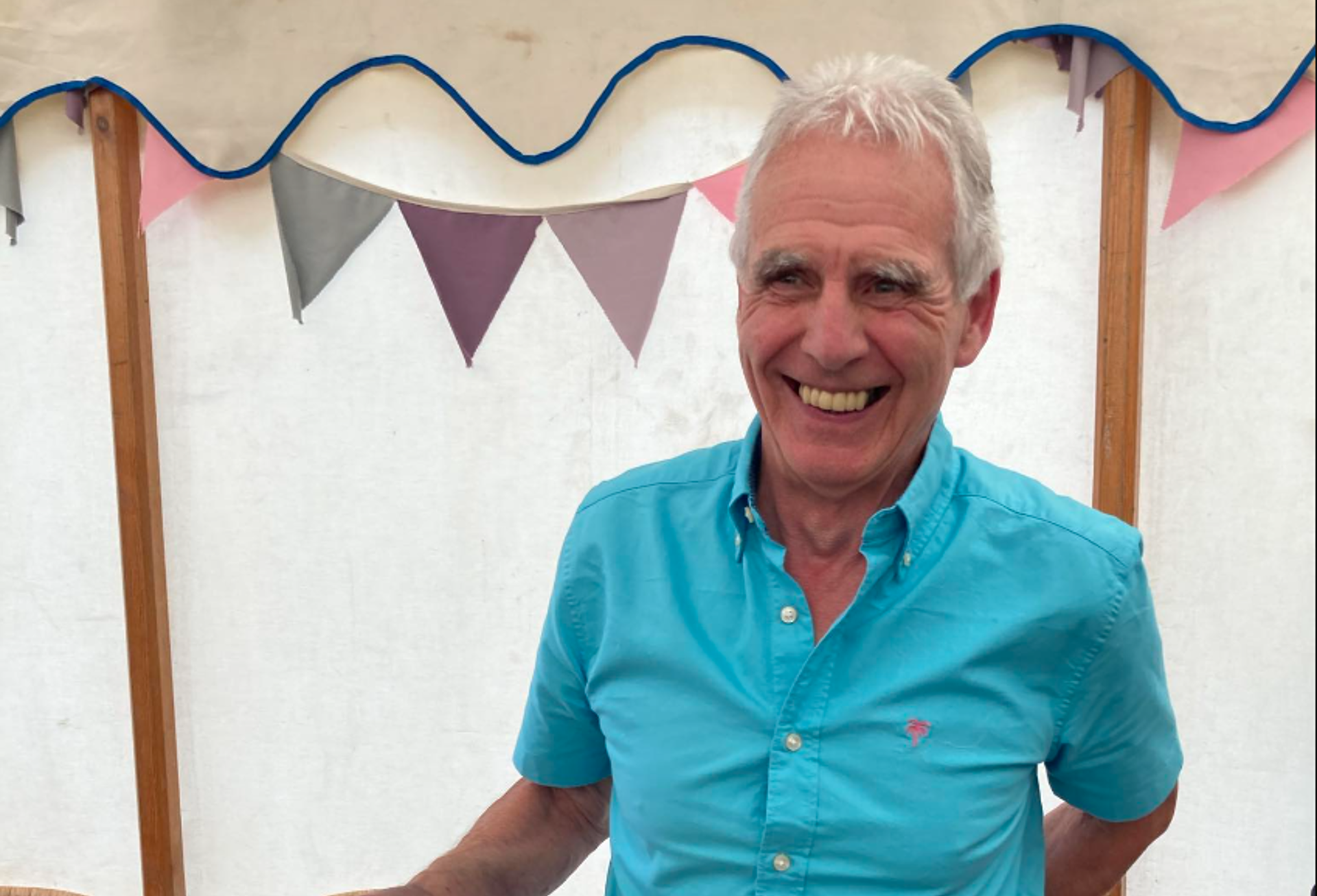 Cyril Jones yn derbyn Tlws y Tiwtor am ei waith  yn dysgu Cymraeg i oedolion