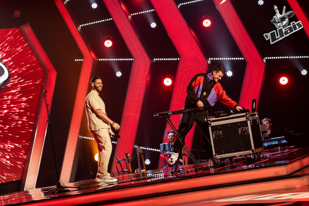 Y canwr o Gaerdydd sy’n dysgu Cymraeg, diolch i Y Llais