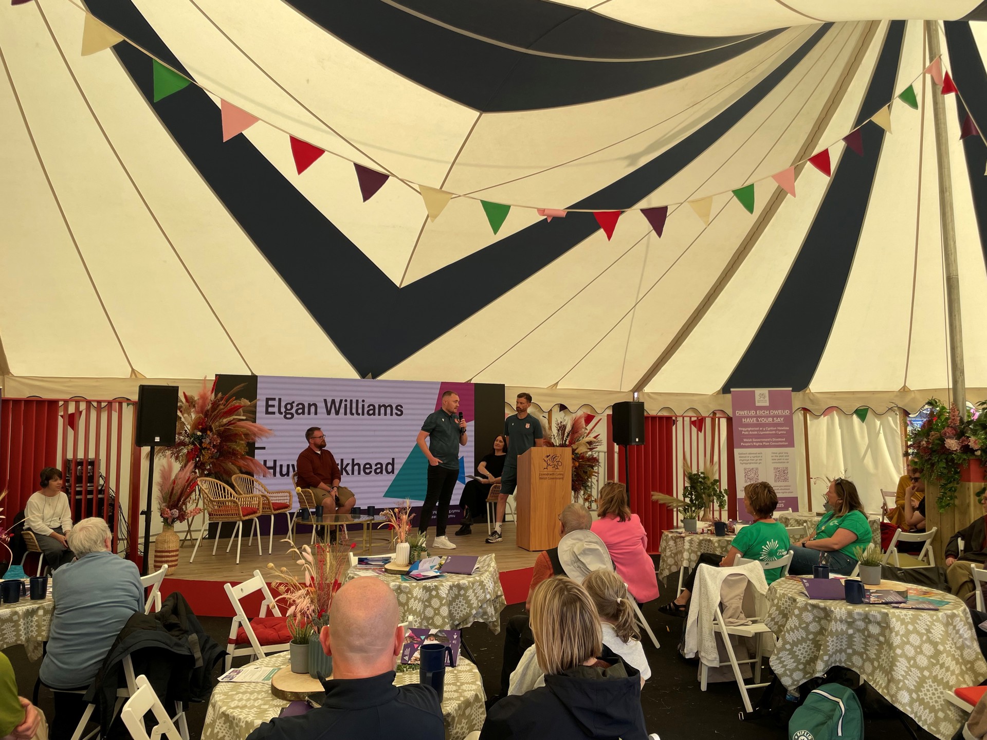 Dathlu partneriaeth y Ganolfan Dysgu Cymraeg a Chlwb Pêl-droed Wrecsam