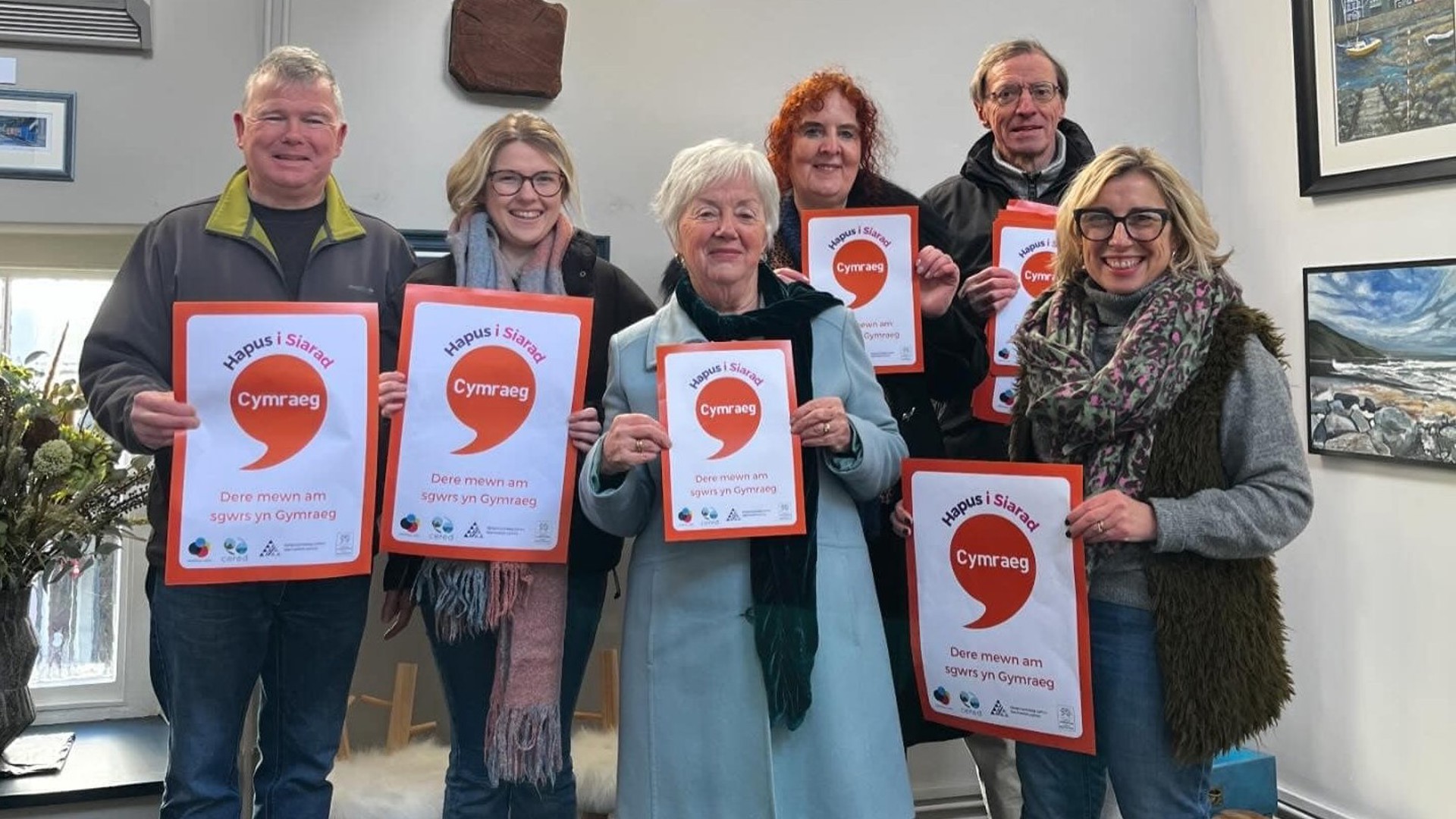 Busnesau bach sy’n “Hapus i Siarad” yn helpu dysgwyr Cymraeg i siarad yr iaith yn eu cymunedau