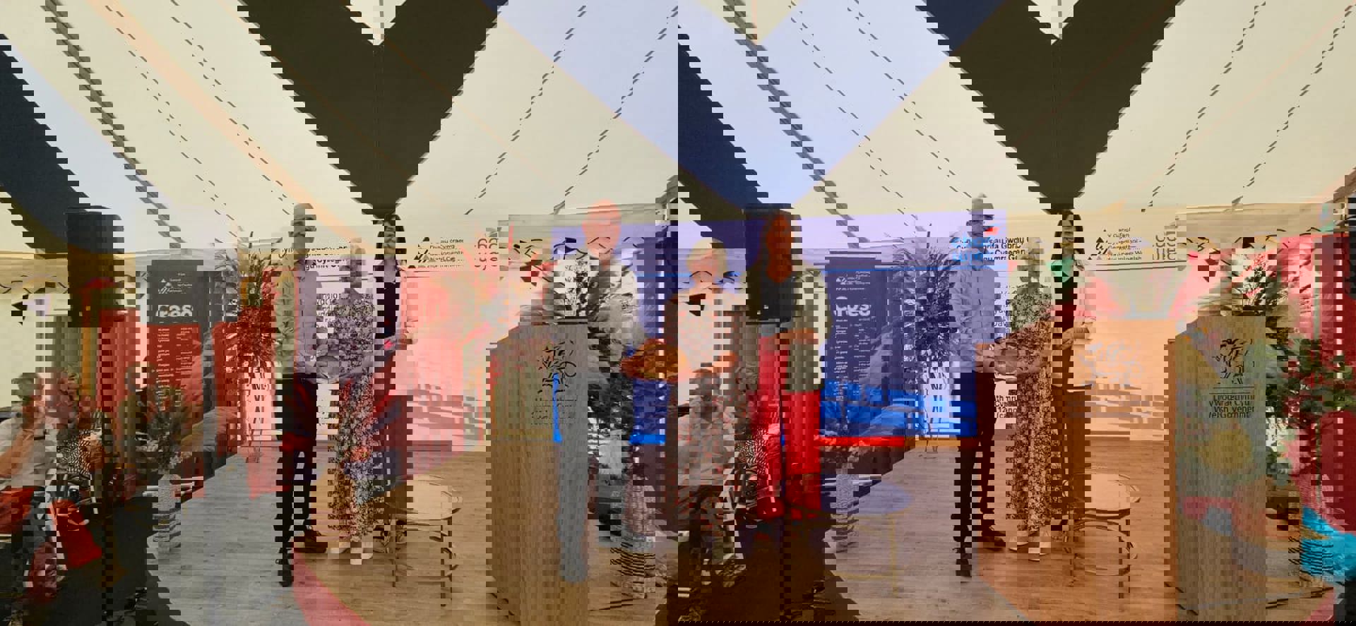 Barbara Roberts o Aberaeron yn derbyn Tlws Coffa Aled Roberts