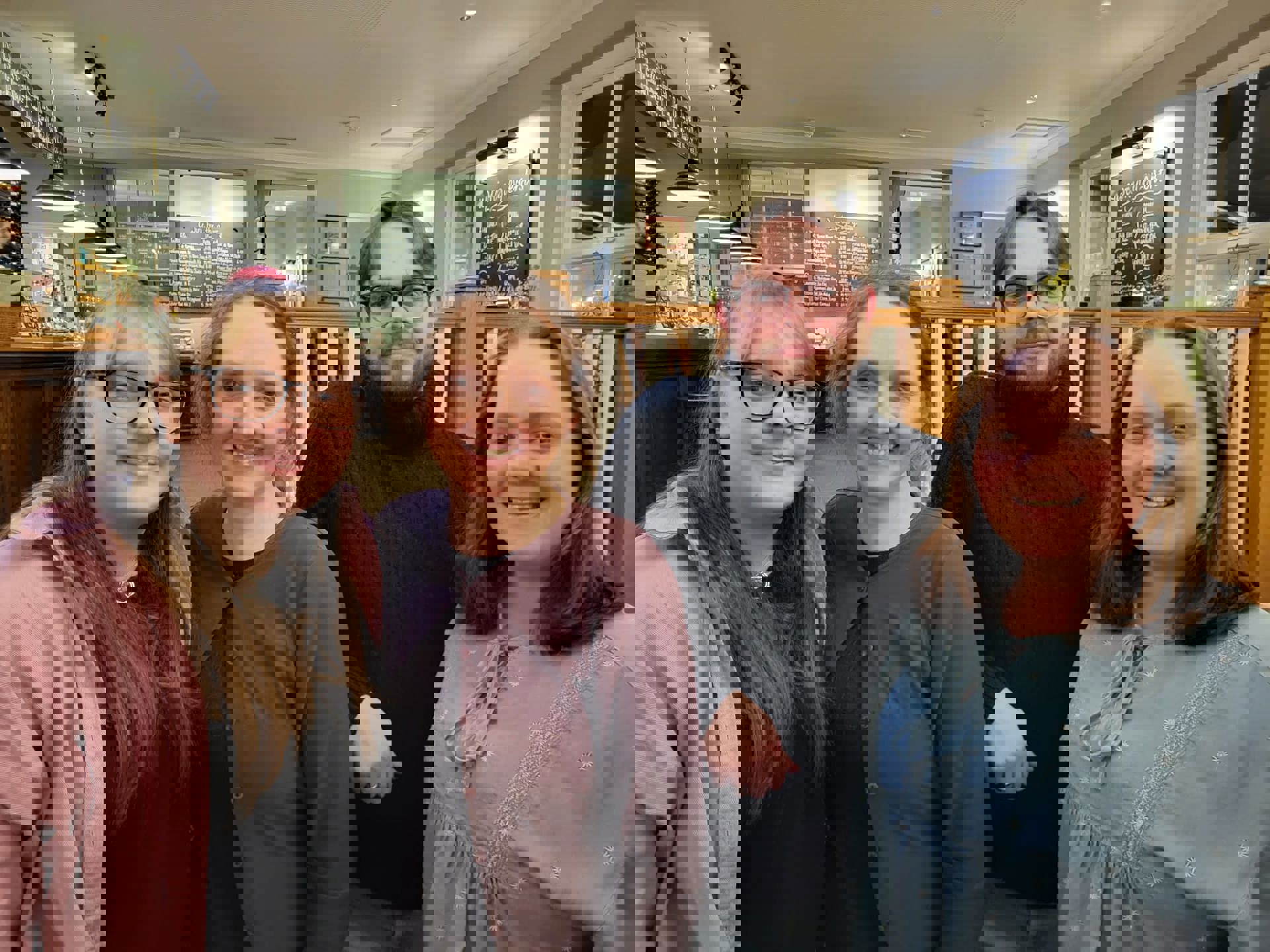 Y teulu sy’n dysgu Cymraeg gyda’i gilydd