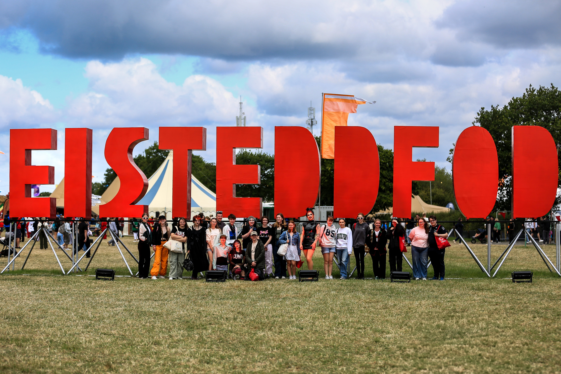 Pobl ifanc Wrecsam yn profi’r Eisteddfod am y tro cyntaf, diolch i gynllun y Ganolfan Dysgu Cymraeg Genedlaethol