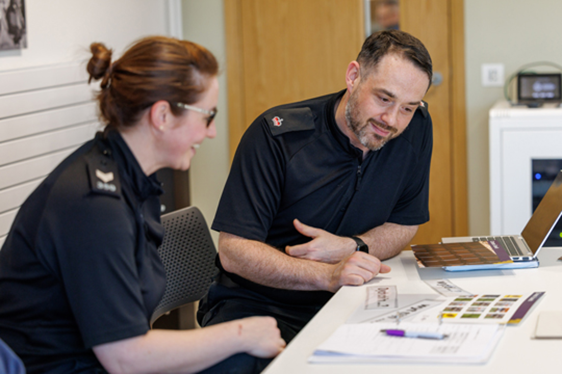 Cynlluniau’r Ganolfan Dysgu Cymraeg ar gyfer gweithluoedd  yn cryfhau sgiliau Cymraeg ar draws sectorau allweddol 